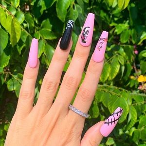 Scream 🖤💖 Press On Nails, RING INCLUDED‼️